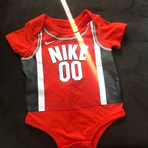 BABY NIKE ONESIE 9M
